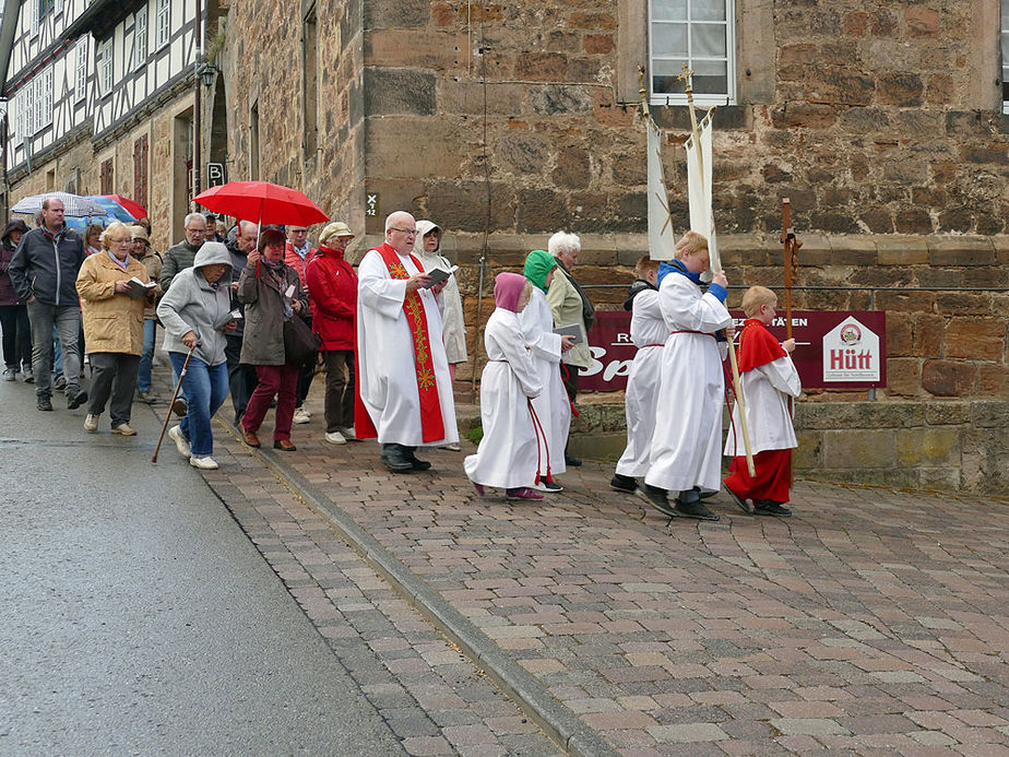 Markusprozession zum Kreuz an der Netzer Straße (Foto: Karl-Franz Thiede)